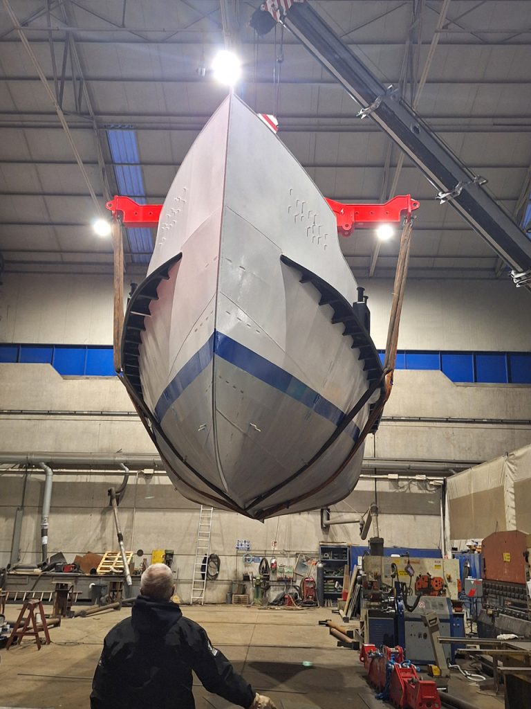Hull handling in the shipyard