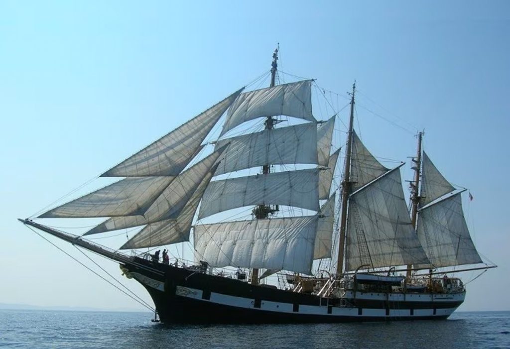 Palinuro ship underway